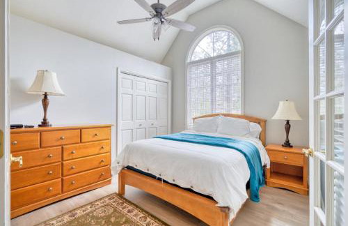 Spacious retreat 4BR AC, SHARC, Hot Tub, Games, Grill, Pets, Fireplace - Foto 32