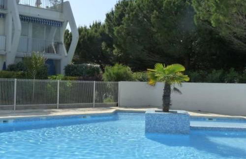 2 Pièces avec Piscine, Proche Plage et Commerces, Quartier Calme avec Parking Privé - FR-1-328-145 - Photo 1