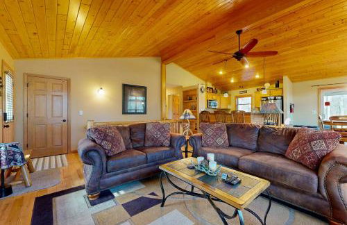 Pool and Beach Access! Lake Arrowhead Hideaway - Foto 5