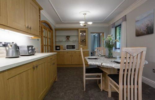 Spacious bungalow with estuary views near Llansteffan - Photo 5