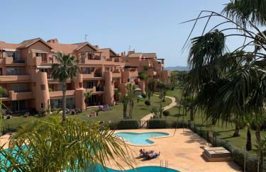 Luxury 2 bedroom 2 bathroom South facing second floor apartment - Foto 1