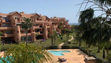 Luxury 2 bedroom 2 bathroom South facing second floor apartment - Foto 1