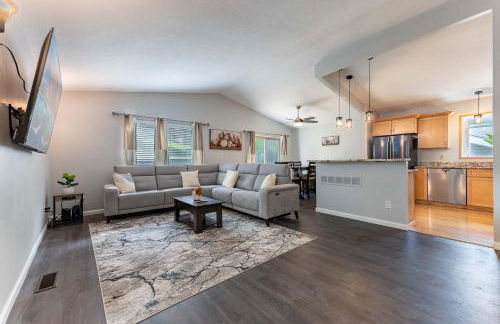 Perfect Getaway 3BR 3BA Home Close to Parks and Shopping - Foto 1