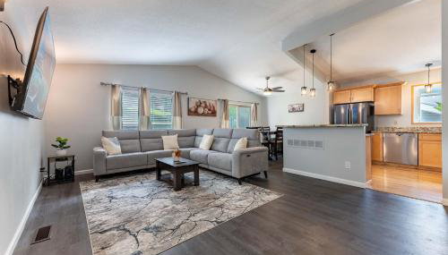 Perfect Getaway 3BR 3BA Home Close to Parks and Shopping - Foto 1