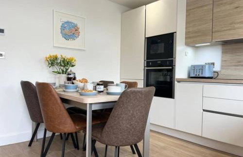 Beautiful 3 Bed Townhouse with Parking, close to Sea Front - Photo 10