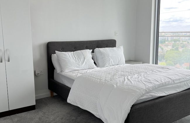 Delightfully Spacious Bright 2bedroom - Photo 3