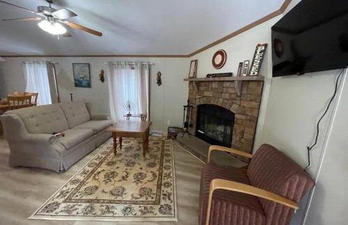 All Season Fun and Cozy Home in Island Falls, ME - Foto 1