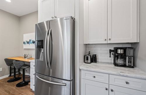 2BR Home with Fenced Backyard, Minutes to Uptown - Foto 28