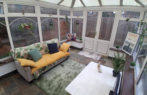 Central Bedford FREE Parking & Private Garden& Conservatory Perfect for large group of people - Foto 7