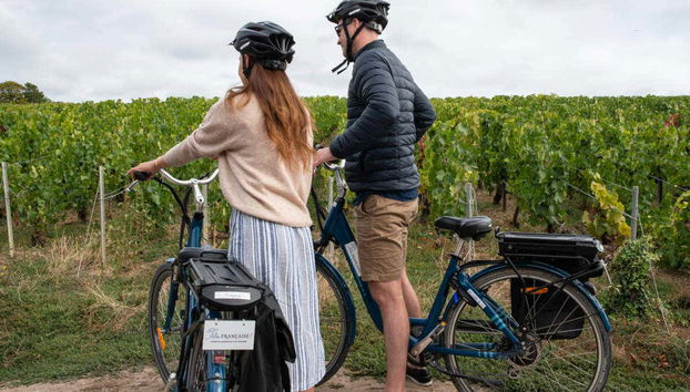 En bicicleta junto a los viñedos