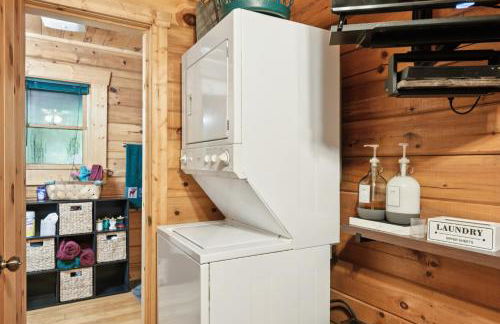 Cozy Creekside Cabin with Wraparound Porch home - Foto 20