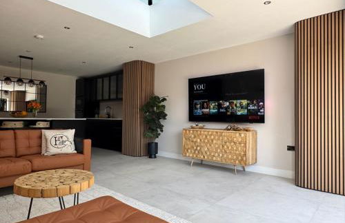 Modern Luxury Home with Spacious Garden close to Warner Bros Studio - Foto 36