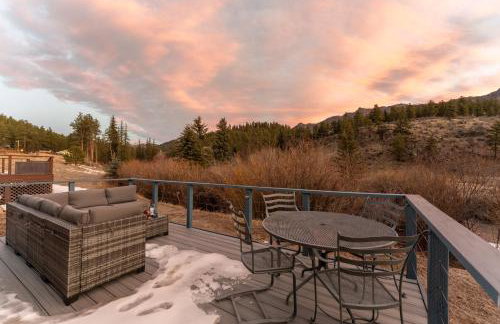 Cozy Riverfront Cabin with Fireplace & Deck - Foto 41