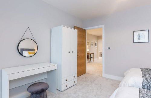 Stylish new Home With Parking - King Beds Garden - Foto 56