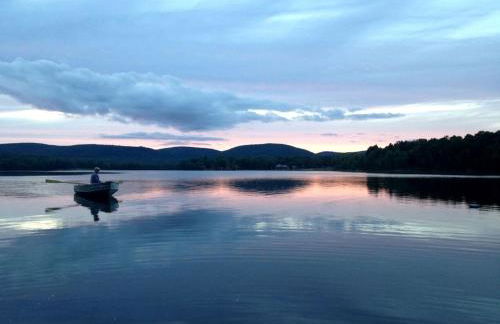 Charming Cabin with Serene Lake Views for a Family Getaway near Pittsfield, Massachusetts - Foto 15