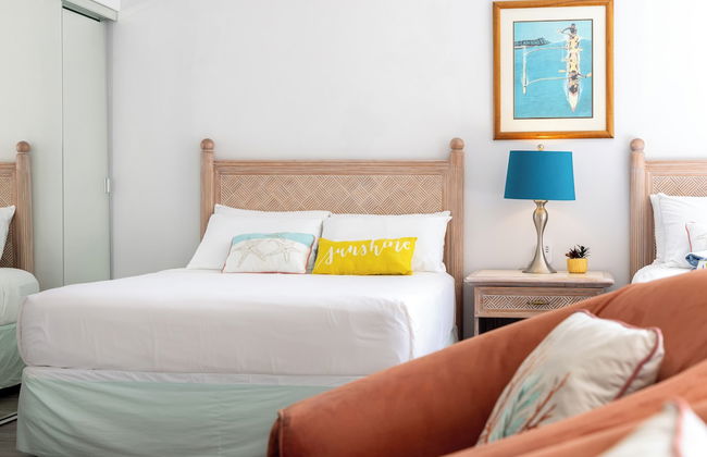 Partial Ocean View Condo with 2 Beds and Parking - Foto 15