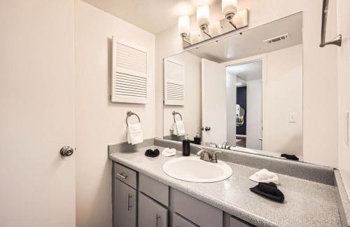 Your Cozy King Suite Getaway - Sleeps 4 - Pool, Prkg - Foto 25