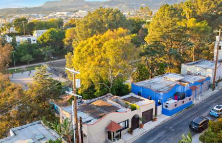 Spanish Revival Charm in Silver Lake w Patio BBQ Walkable Location Maltman Manor by AvantStay - Photo 35