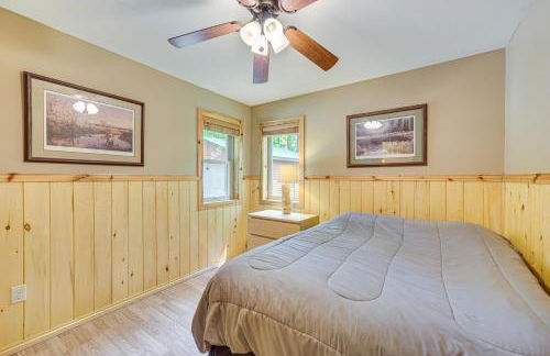 Four-Season Lake Cabin with Canoe and Paddle Boat! - Foto 14