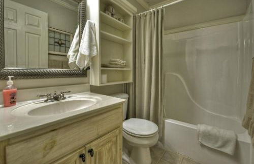 Southern Living Cottage Cozy up by the fire relax on the porch and enjoy peaceful surroundings - Foto 9