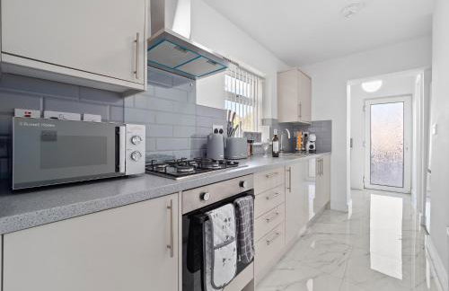 Comfortable 3BR Home, Driveway with Free Parking, Contractors-Family Welcome - Foto 4