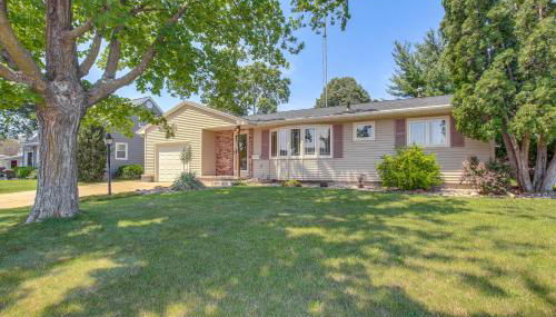 Walk to Park Waterloo Home with Furnished Deck - Foto 3