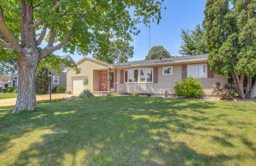 Walk to Park Waterloo Home with Furnished Deck - Foto 3