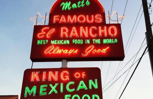 2BR 2BA Cozy Bungalow with Backyard in Montclaire - Zilker Area - Foto 17