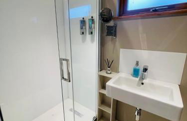 The Barn cottage with hot tub overlooking the lake - Foto 22