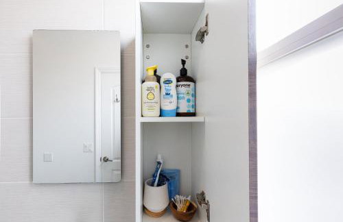 Uptown Bright & Modern Apt - Steps to Lake, Train, Amazing Food & Free Parking - Photo 9