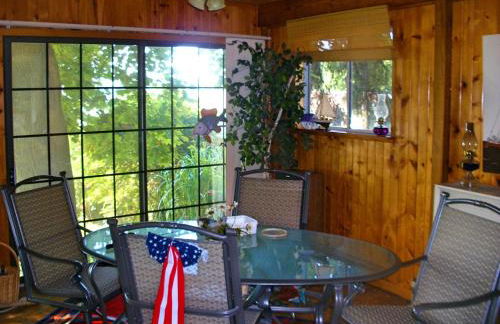 Rustic Lakefront Cottage Rental for Four on Randall Lake, Michigan - Foto 2