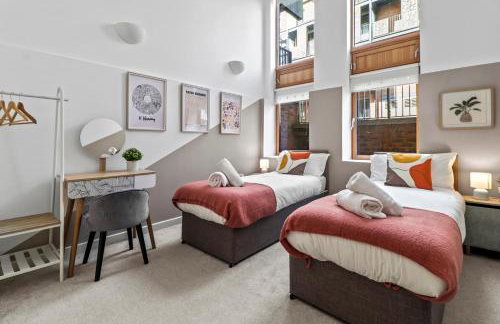 Sleek Modern City Apartment - Photo 12