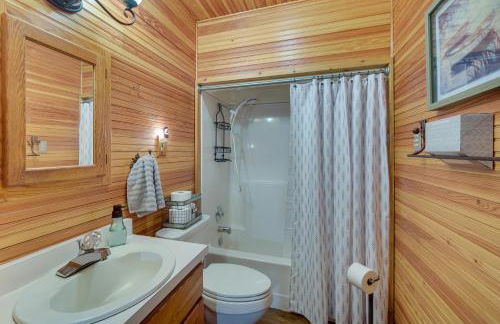 Grill and Fire Pit Waterfront Cameron Retreat! - Foto 21