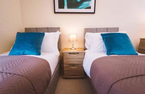 ! LARGE ! Apartment Central Leatherhead Sleeps 6! - Foto 10