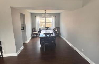 Arlington Heights 5bd 3bth sleeps 14 with driveway parking - Foto 2