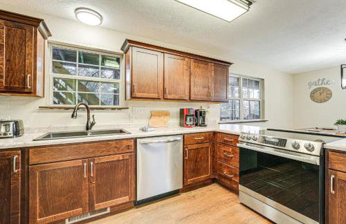 Lakeside Blue Eye Escape with Game Room and Hot Tub! - Foto 10