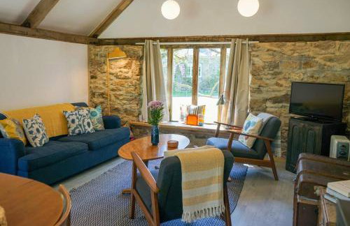 Escape to an Idyllic Countryside Couple's Retreat - Photo 15