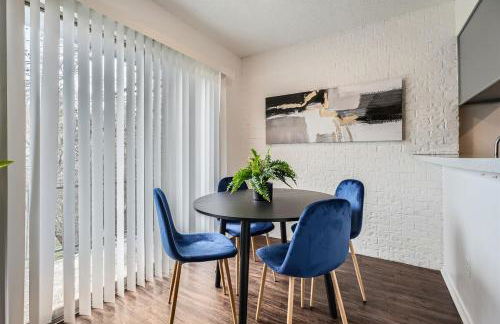 Your Modern King Suite Getaway - Sleeps 4 - Pool, Prkg - Foto 23