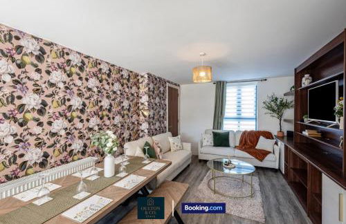 Luxury Retreat For 10 Short Lets & Serviced Accommodation Manchester with Hot Tub and Spacious Garden - Foto 35