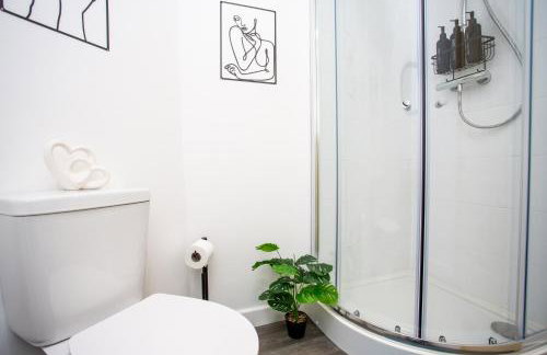Contemporary 2BR Retreat - Fast WiFi, Smart TV & Steps from Station! - Foto 31