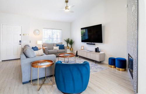 Spacious Yard, Sparkling Pool & Spa, Firepit, 9beds! - Photo 17