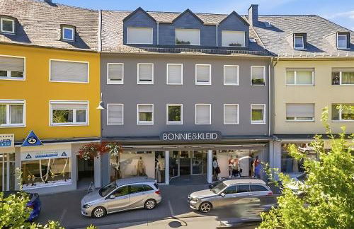 BAT Home Solutions Saarburg Altstadt - alles was ein Hotel nicht bietet - 3 Apartments 45 bis 75 qm für bis zu 12 Personen - direkt unter der Burg - 2 Min zur Altstadt - Weinbergblick, Heimkino und E-Ladesäulen - Foto 40