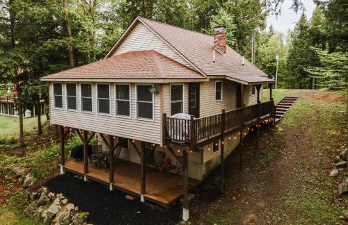 Waterfront Sebec Lake Home with Yard and Fire Pit - Foto 1