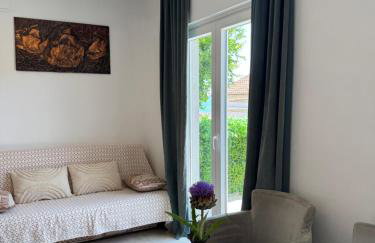 Private studio apartment with a garden and a terrace - Photo 12
