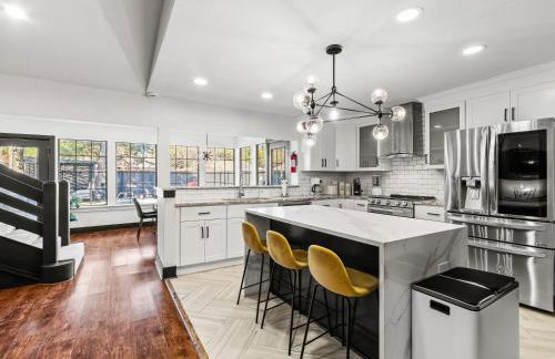 Stunning Carrollton Castle with 4 Bedrooms + Pool + Media Room - Foto 8