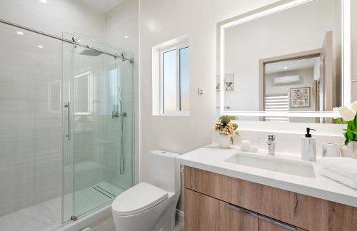 Cozy Modern Home w Full Kitchen & Parking - Foto 2