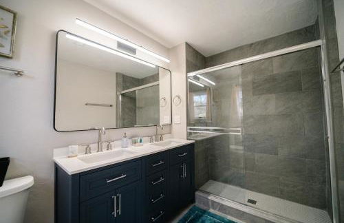 Spacious 5BR 2BA Free Parking Minutes to DC with Foosball - Photo 22