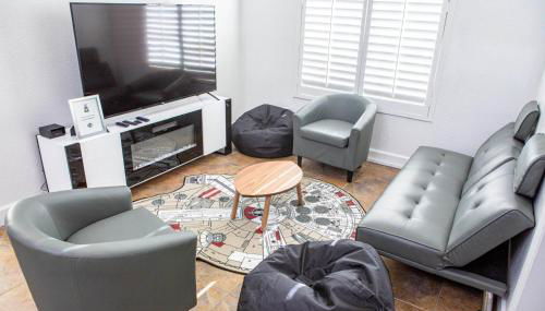 Comfy Expansive Home - Near the Strip - Heated Pool - Foto 5