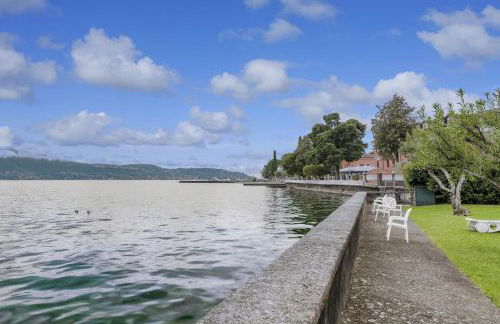 HOST4U - Loft del GARDA Residence with Pool, Front Lake Building - Foto 28