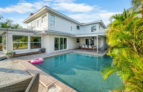 Pink Pony Villa - Waterfront Escape with Pool & Themed Rooms - Foto 27